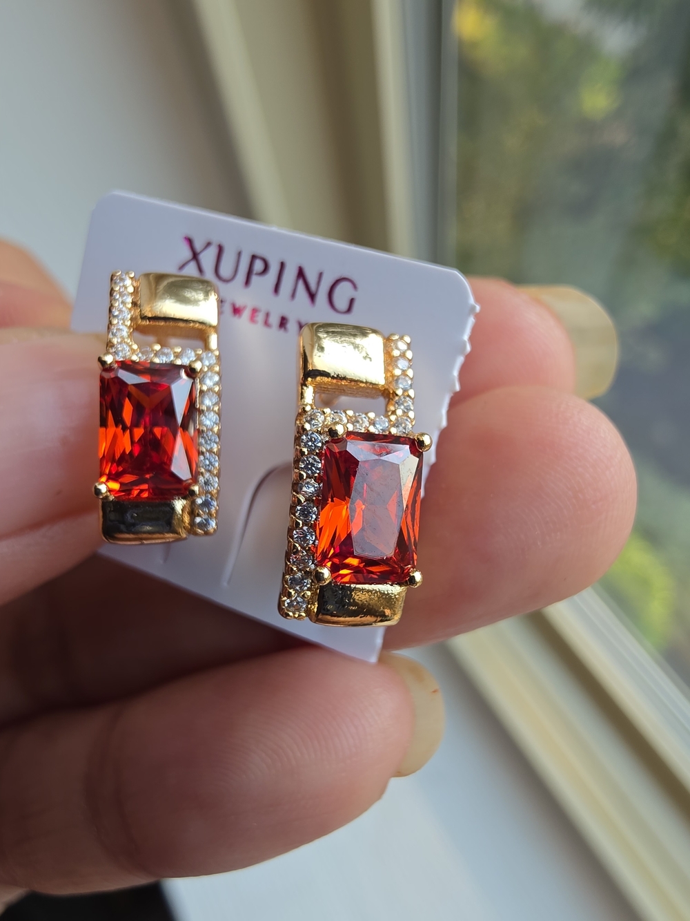 Pendientes rojos y dorados con gemas, material oro laminado 14k